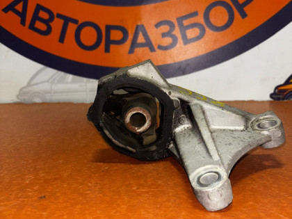 Подушка двигателя передняя RB2